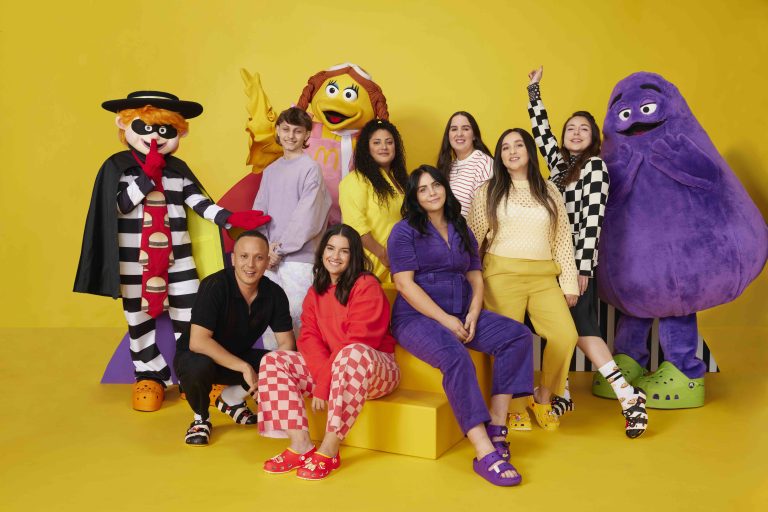 Crocs și McDonald’s, colaborare inedită. Ce colecție au lansat și unde pot fi găsite produsele