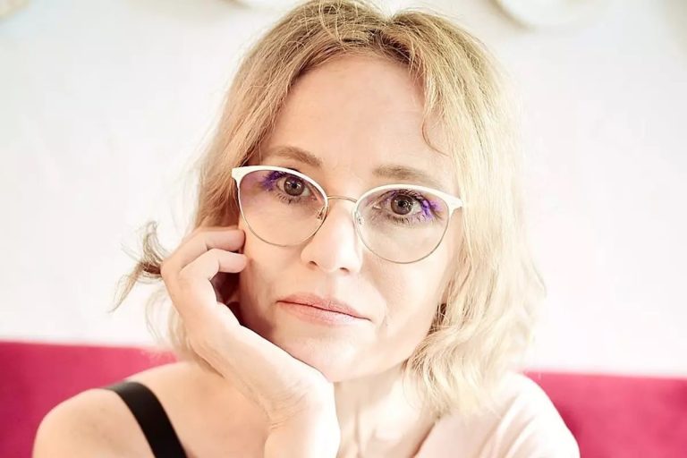 „Nu mi-e rușine să pun poza asta cu mine”. Lia Bugnar, de-o frumusețe rară în tinerețe. Cum arăta fosta iubită a lui Anghel Damian în costum de baie