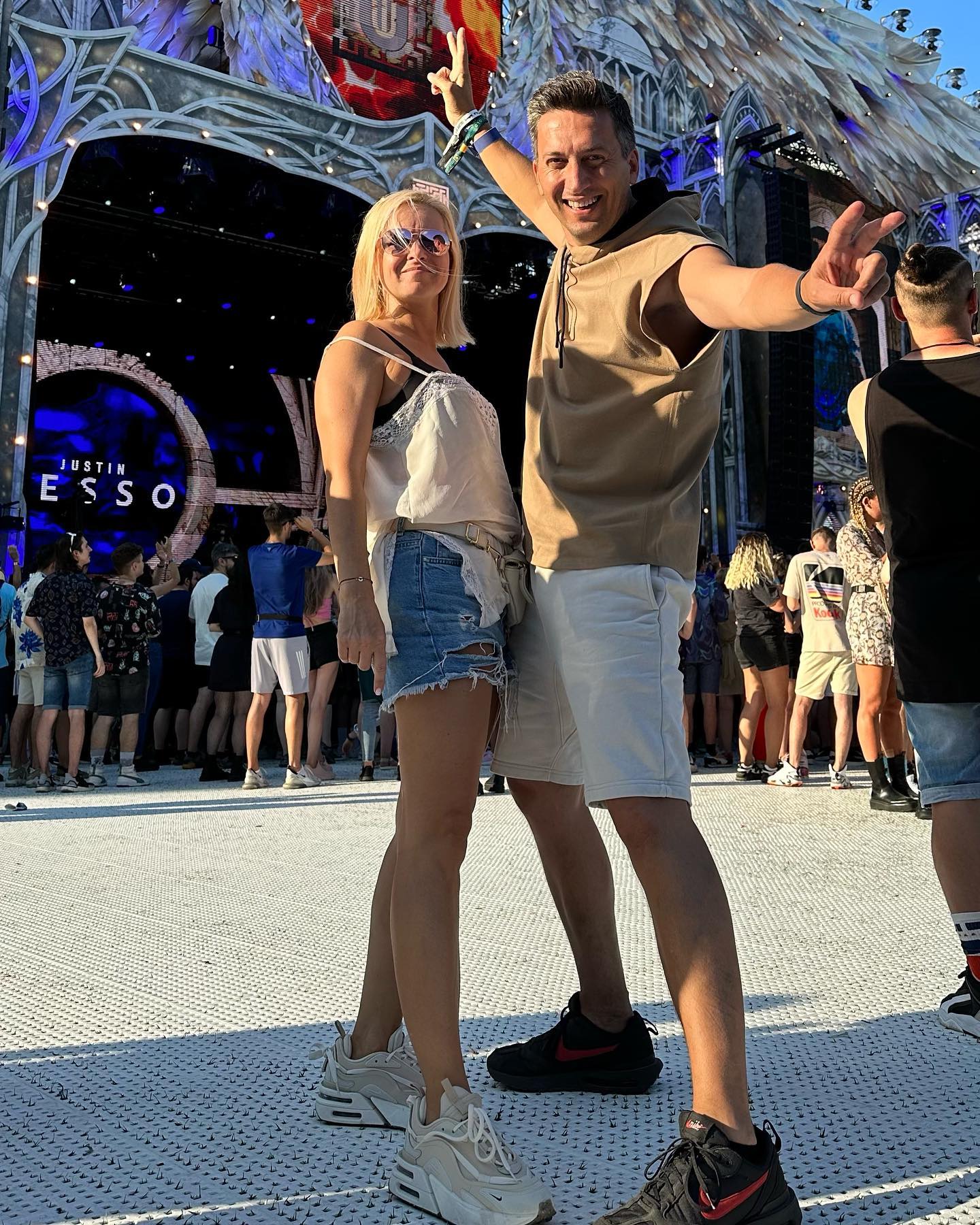 Pe Cosmin Stan îl știe toată lumea de la Pro TV, însă uite ce familie frumoasă are. Cine este, de fapt, soția prezentatorului