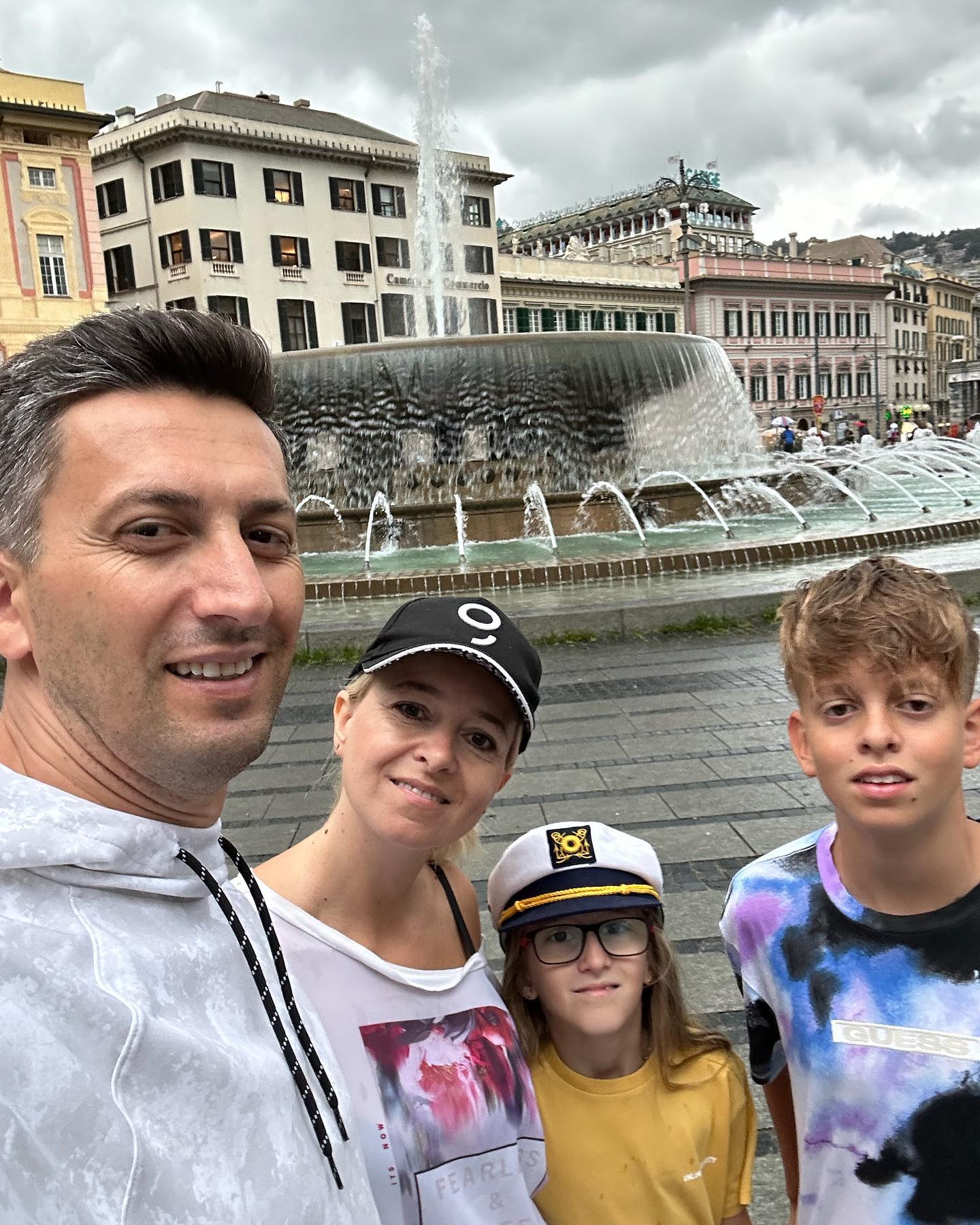 Pe Cosmin Stan îl știe toată lumea de la Pro TV, însă uite ce familie frumoasă are. Cine este, de fapt, soția prezentatorului