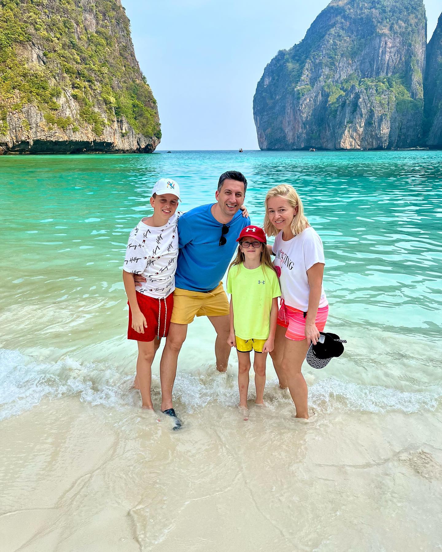 Pe Cosmin Stan îl știe toată lumea de la Pro TV, însă uite ce familie frumoasă are. Cine este, de fapt, soția prezentatorului