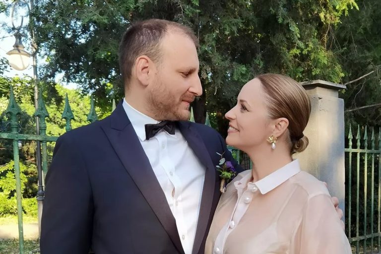 Rar o vezi așa pe Andreea Marin. Cum s-a afișat cu Adrian Brâncoveanu în pădure, imaginea a topit internetul: “Vă iubesc”