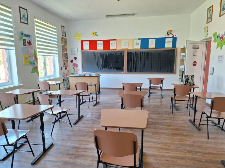 Povestea emoționantă a profesorilor dintr-un sat uitat de lume din Buzău. Vin la școală cu mașina de pâine: „Copiii de aici sunt fantastici”