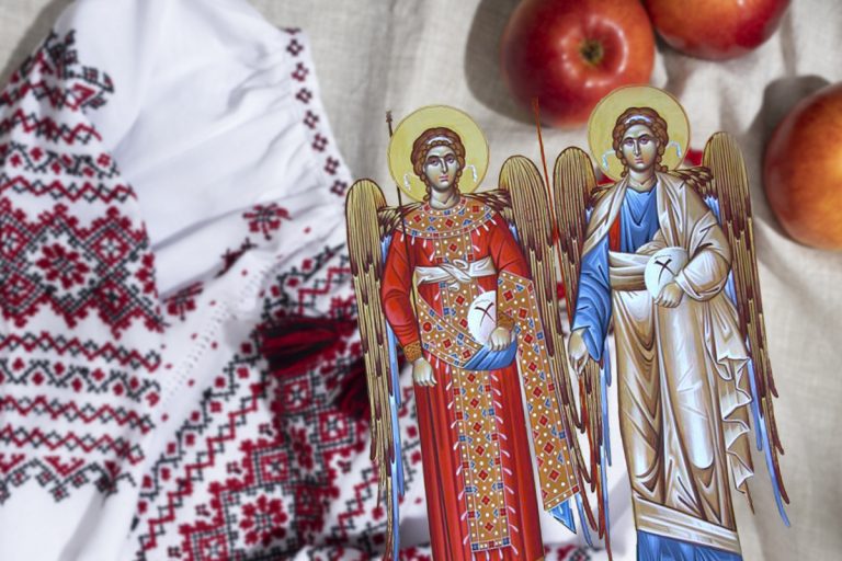 Tradiții și obiceiuri de Sfinții Mihail și Gavriil 2023. De ce este bine să aprinzi o lumânare în casă