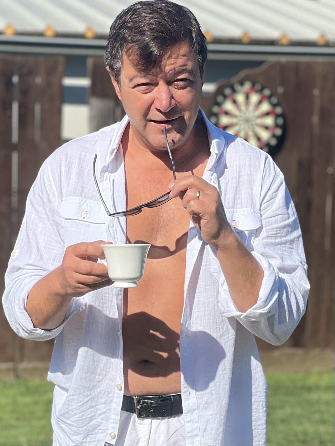 Alin Panc și Văru Săndel recunosc că își dau roluri în filmele produse de ei ca să facă economie la buget