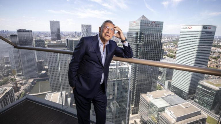 Povestea impresionantă a lui George Iacobescu, singurul român care a primit titlul de „Sir”. Cine este și cum arată