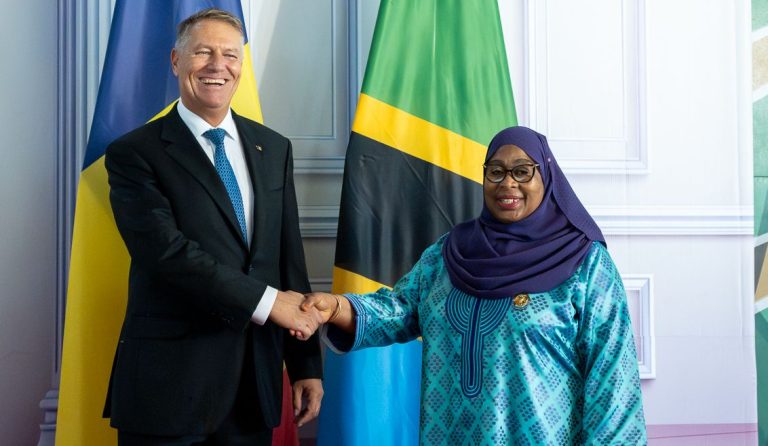 Ce înseamnă „hakuna matata”. Semnificația mesajului pe care localnicii din Tanzania l-au strigat, când s-au aruncat în apă cu portretul lui Iohannis