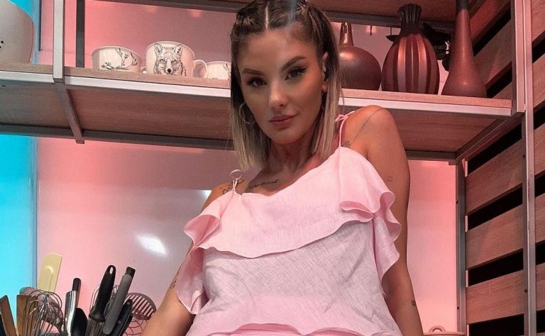 Ramona Olaru, gafă de zile mari în public. Fusta prea scurtă i-a jucat feste, momentul de care nu-și mai amintește nimeni