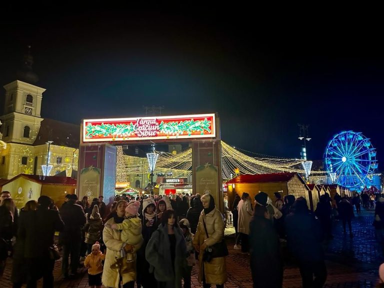 Cât costă un pahar de vin fiert la Târgul de Crăciun 2023 din Sibiu. Prețurile au luat-o razna