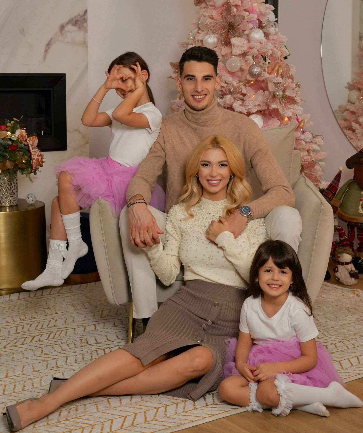 Andreea Bălan, alături de Victor Cornea și fetițele ei