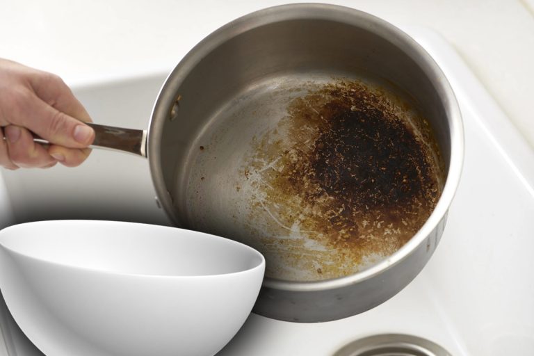 Amestecul ieftin care curăță rapid grăsimea întărită de pe oale și tigăi. Trucul îți ușurează munca în bucătărie