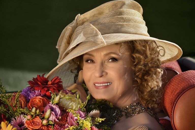 Angela Similea, plină de eleganță la 77 de ani. Cum a apărut artista de sărbători: “Ce minunată sunteți”