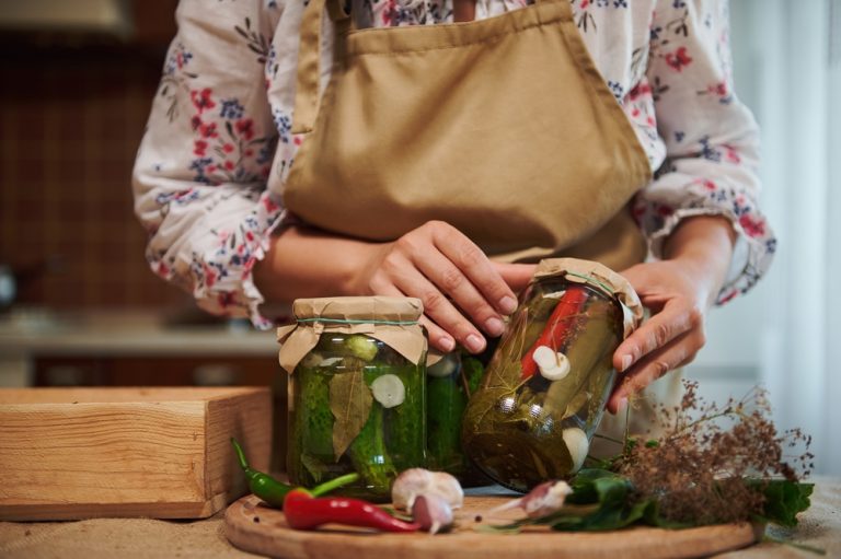 Ce se întâmplă în corpul tău dacă mănânci murături iarna. Top 6 beneficii reale dezvăluite de nutriționist