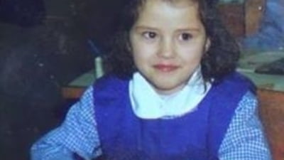 Fetița din imagine are acum 34 de ani și este cunoscută în toată România