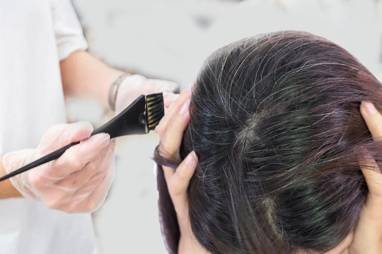 Cum poți să acoperi firele albe fără vopsea. 3 trucuri pe care poți să le încerci chiar la tine acasă cu niște ingrediente simple