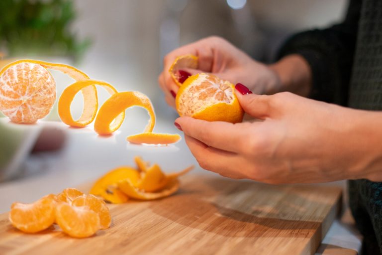 De ce să nu arunci cojile de mandarine. Au întrebuințări nebănuite, iată în ce mod inteligent le poți folosi în casă