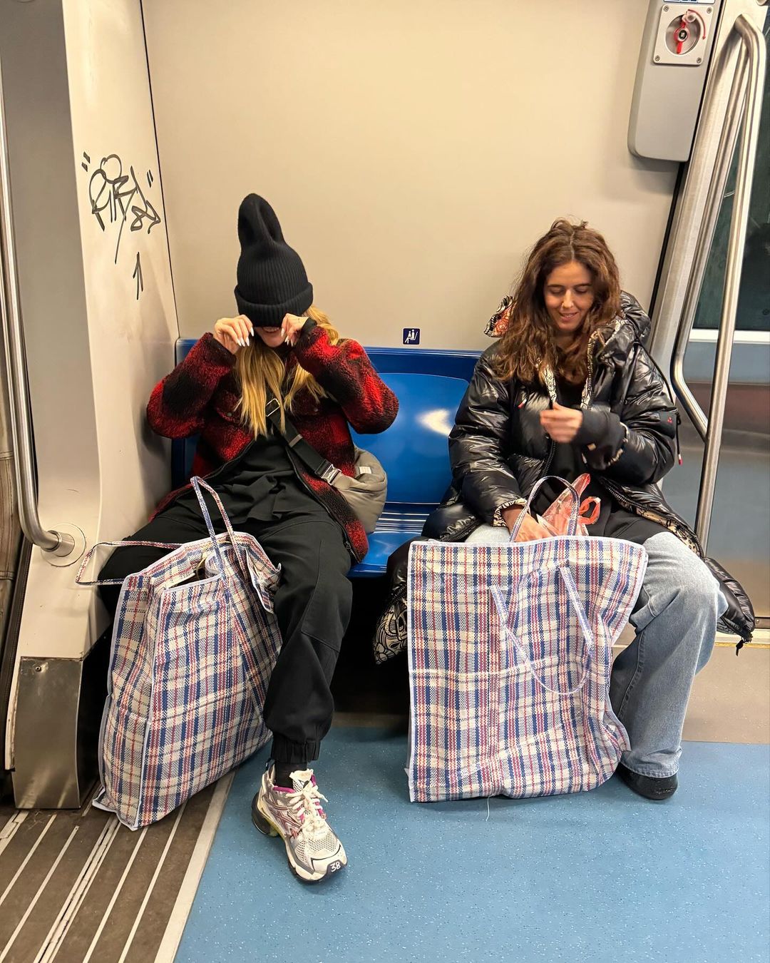 Delia a rupt internetul în două cu poza asta. Cum s-a filmat în magazin 6