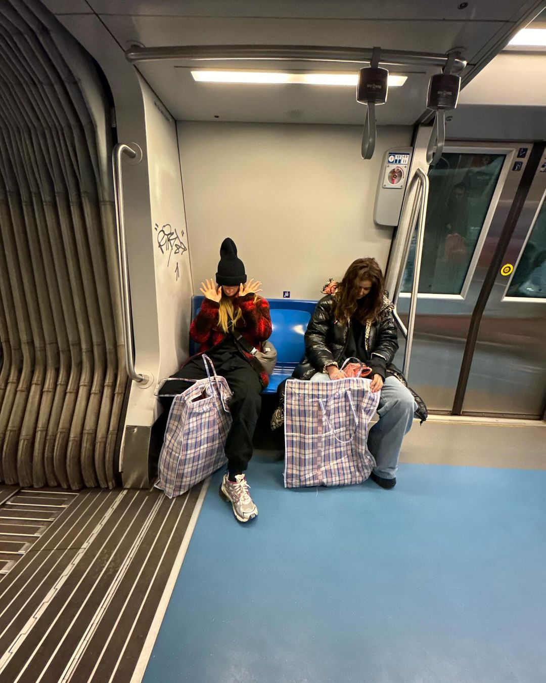 Delia a rupt internetul în două cu poza asta. Cum s-a filmat în magazin 6