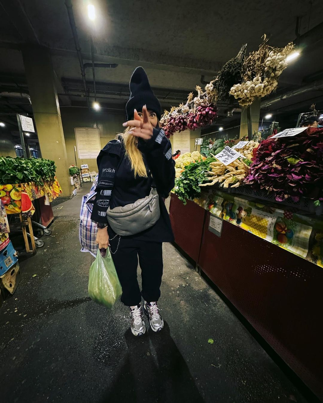 Delia a rupt internetul în două cu poza asta. Cum s-a filmat în magazin 6