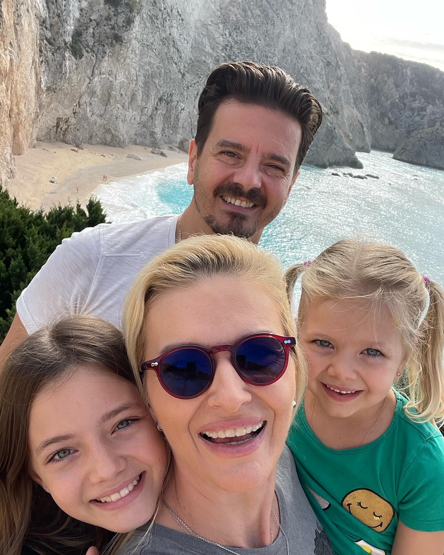 Elwira Petre și-a păstrat jurnalul din adolescență pentru a-și înțelege și mai bine fetele