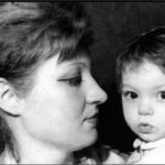 Fetita cu pampon din imagine a ajuns una dintre cele mai urmarite vedete din Romania 3