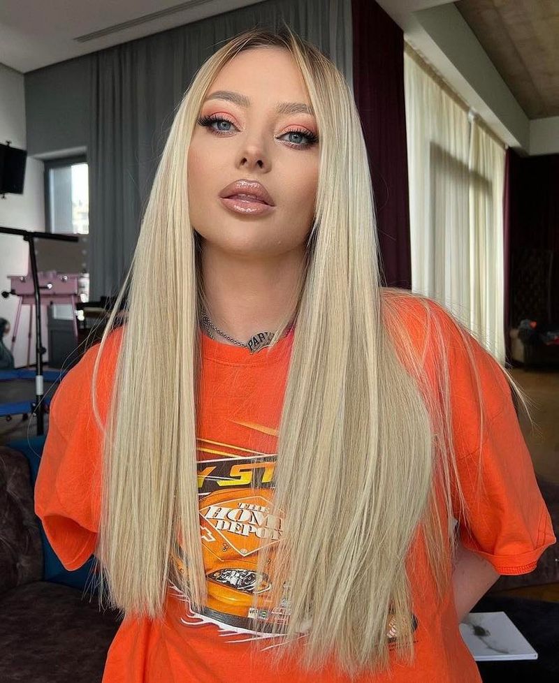 Fetita cu pampon din imagine a ajuns una dintre cele mai urmarite vedete din Romania 5