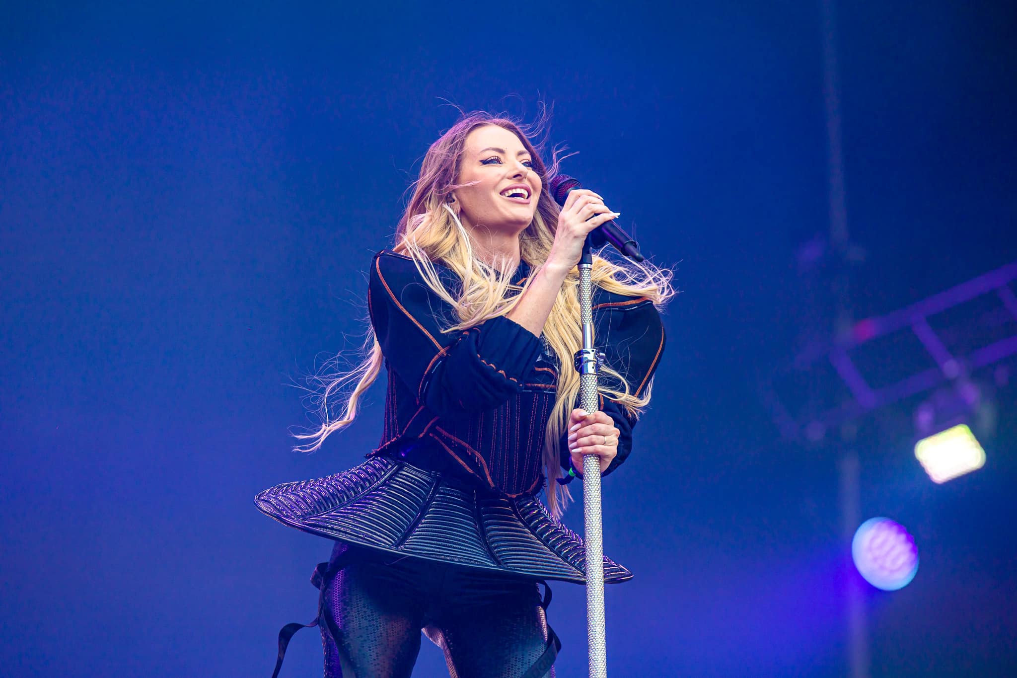 Fetita cu pampon din imagine a ajuns una dintre cele mai urmarite vedete din Romania 6