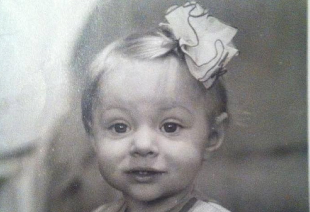 Fetita cu pampon din imagine a ajuns una dintre cele mai urmarite vedete din Romania