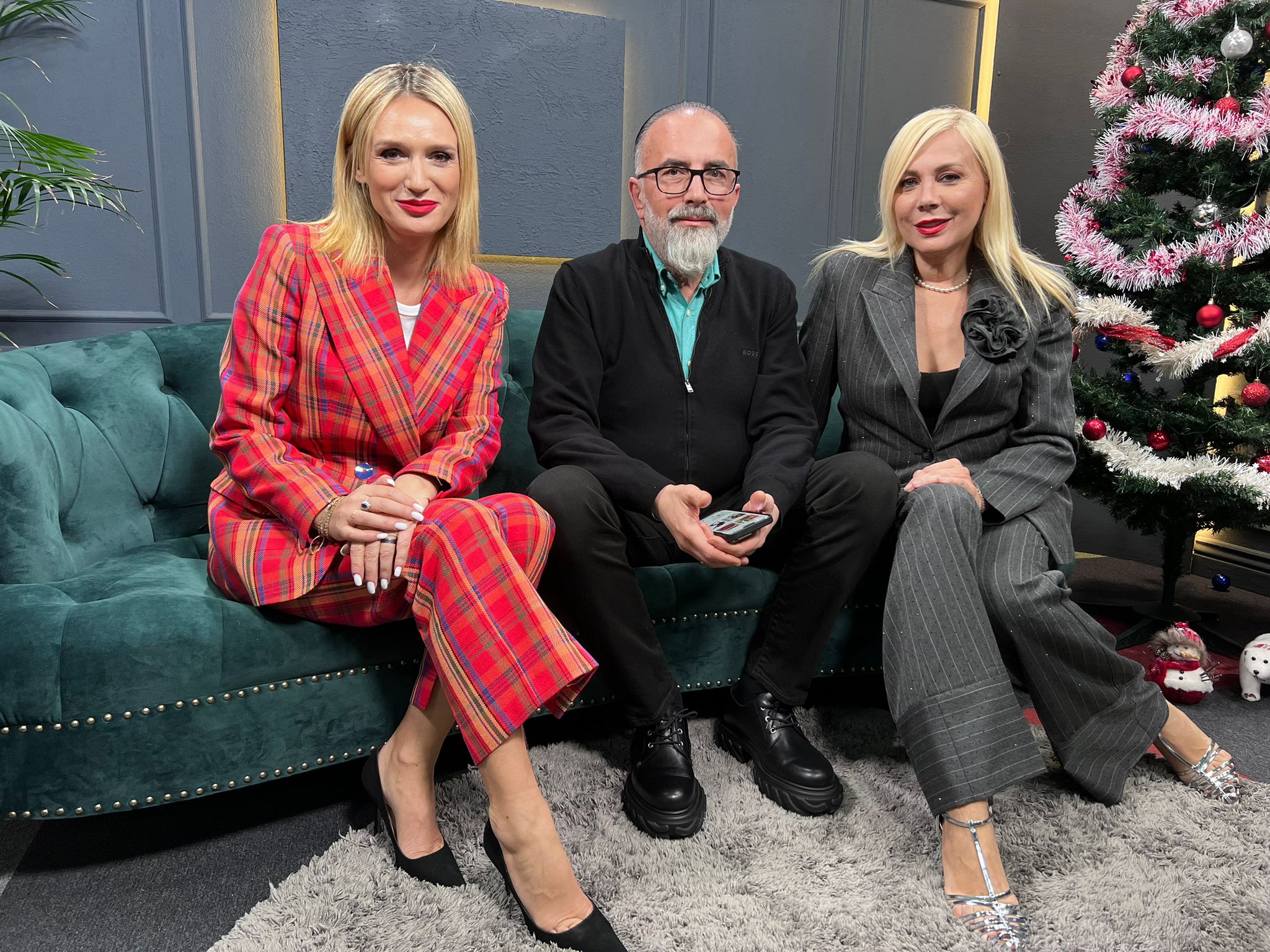 In editia de miercuri, 20 decembrie, a emisiunii EGO Life, Dana Savuica in are invitati pe medicul dermatolog Bogdan Niculae și pe Carmen Negoita