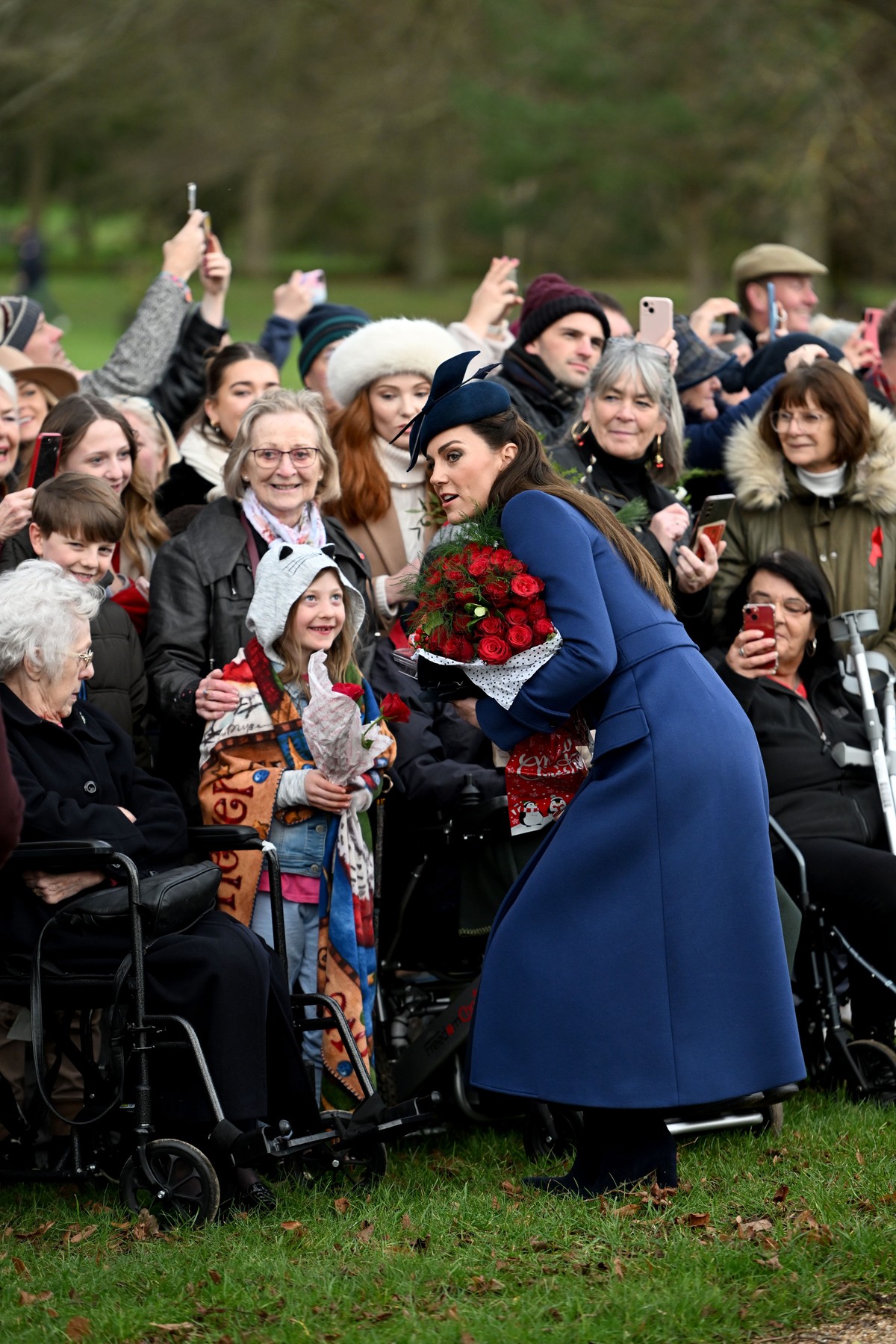 Kate Middleton, superba la slujba de Craciun intr-un palton albastru