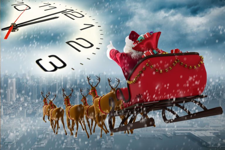 La ce oră vine Moș Crăciun. Când pune cadourile sub brad, de fapt