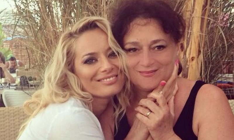 Laura Cosoi, în doliu. Vedeta e devastată de durere, mesajul copleșitor