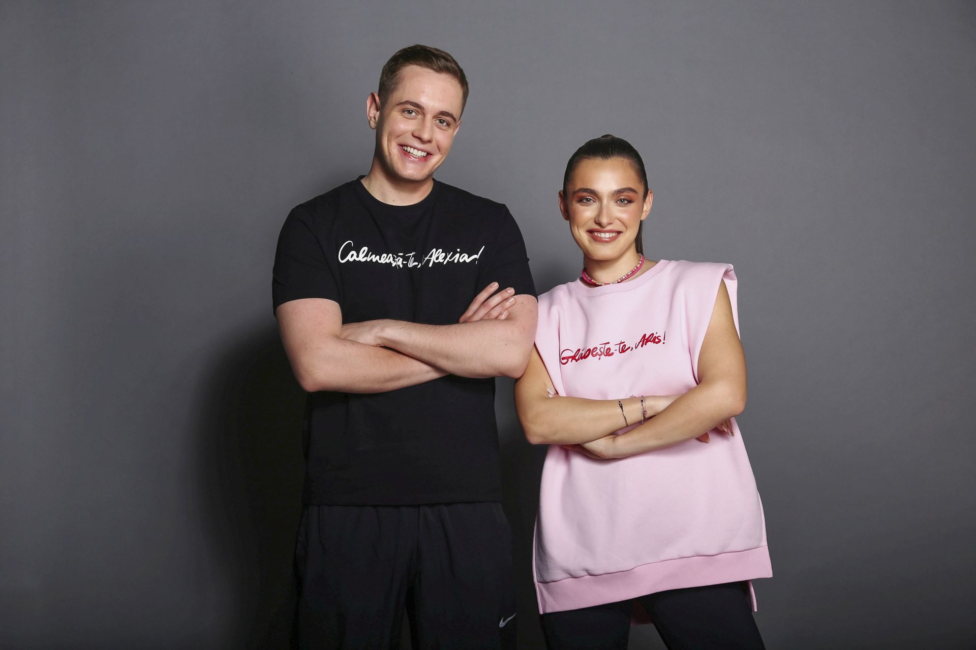 Laura Giurcanu a dat cartile pe fata 4