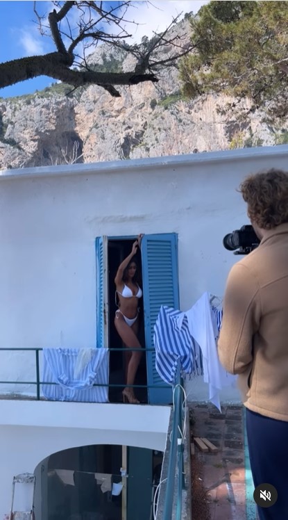 Madalina Ghenea a renuntat la haine pentru o sedinta foto incendiara 2