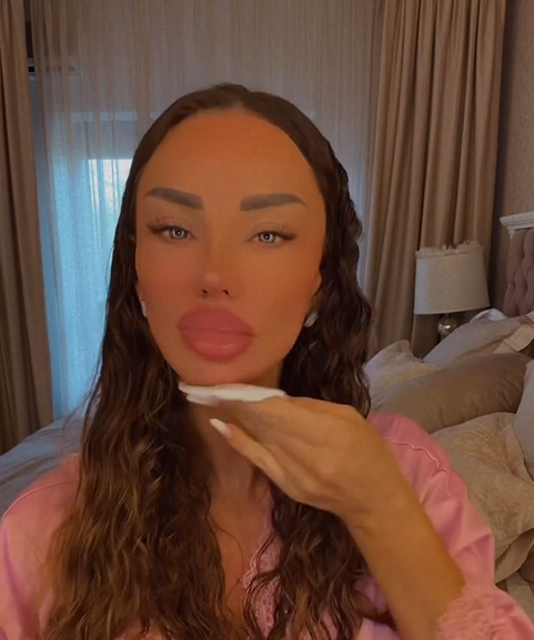 Sătulă să fie aspru criticată, Bianca Drăgușanu a renunțat la machiaj și filtre. Cum arată ea de fapt, mulți și-au dorit să o vadă așa