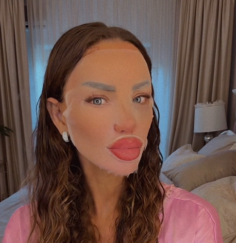 Sătulă să fie aspru criticată, Bianca Drăgușanu a renunțat la machiaj și filtre. Cum arată ea de fapt, mulți și-au dorit să o vadă așa