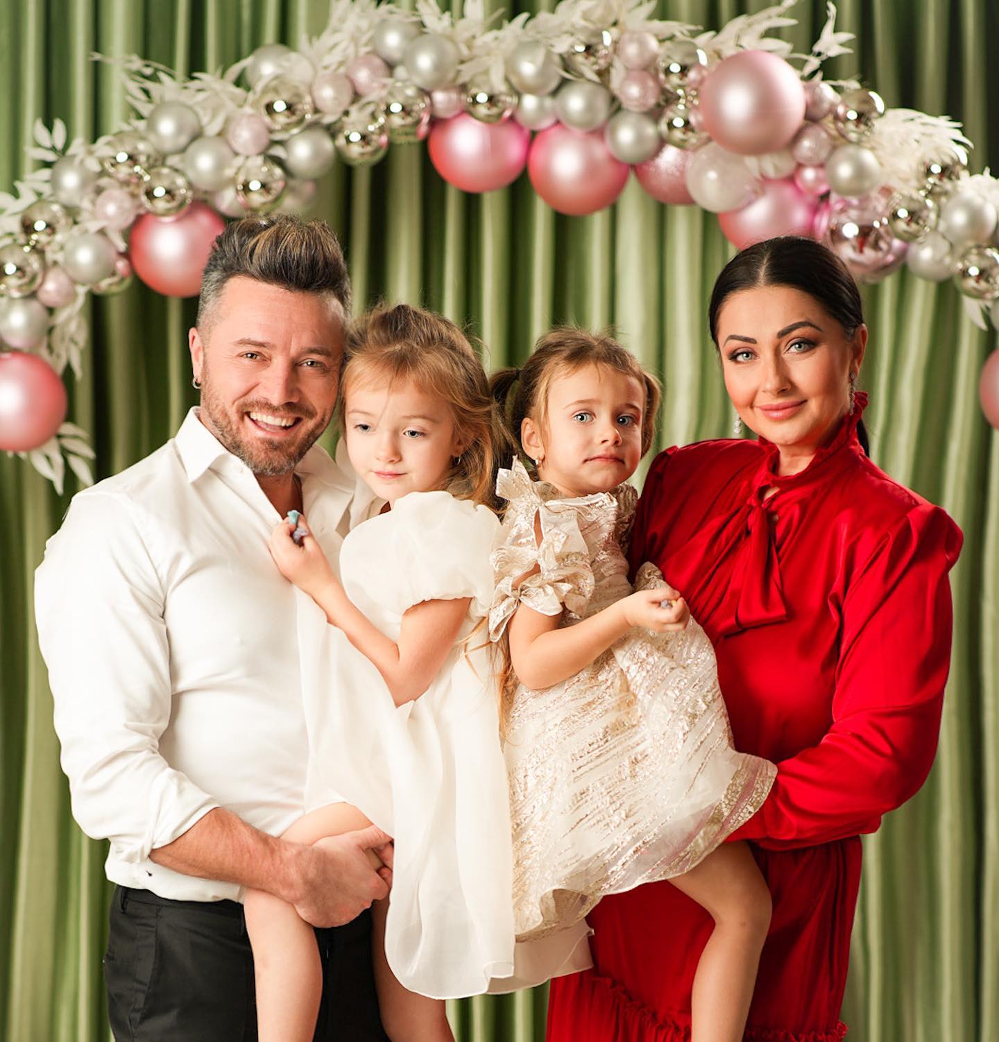 Tavi Clonda, prima piesă împreună cu cele două fiice ale sale