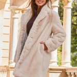 Trucuri de stil pentru a purta haina de blană în funcție de vârstă. Regulile de aur ale designerilor
