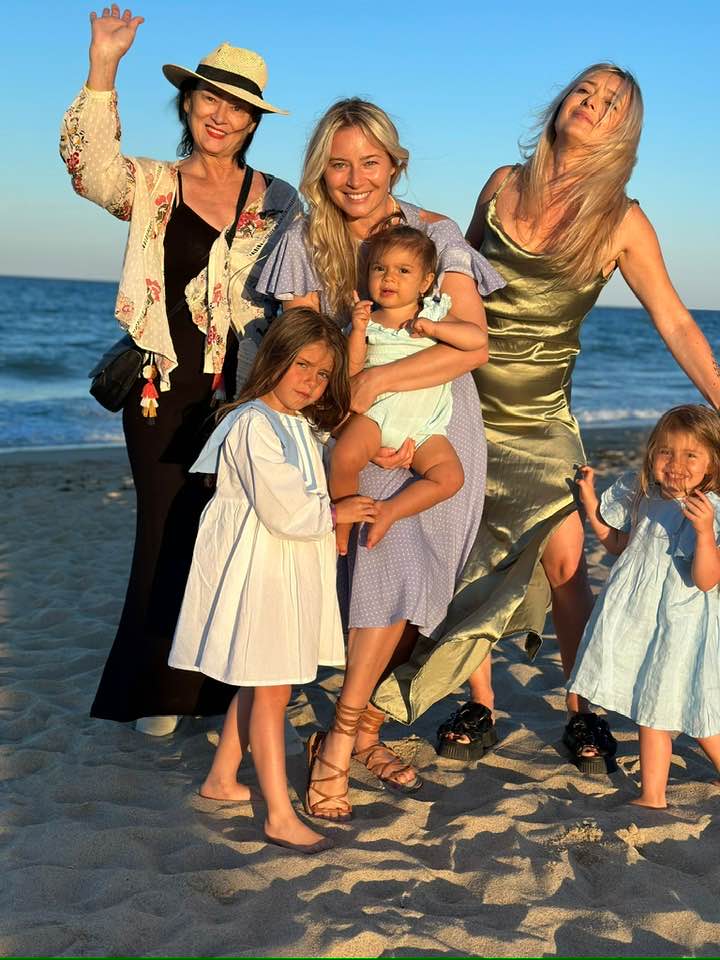 Uite ce sora frumoasa are Laura Cosoi 1