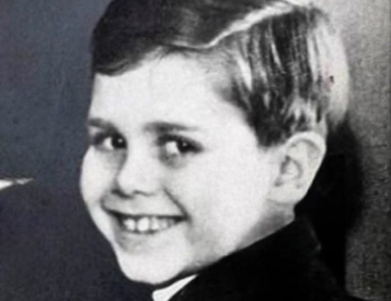 Îl recunoști? Băiețelul din imagine a devenit o mare vedetă. Apare și în pozele cu Prințesa Diana, nu este Regele Charles