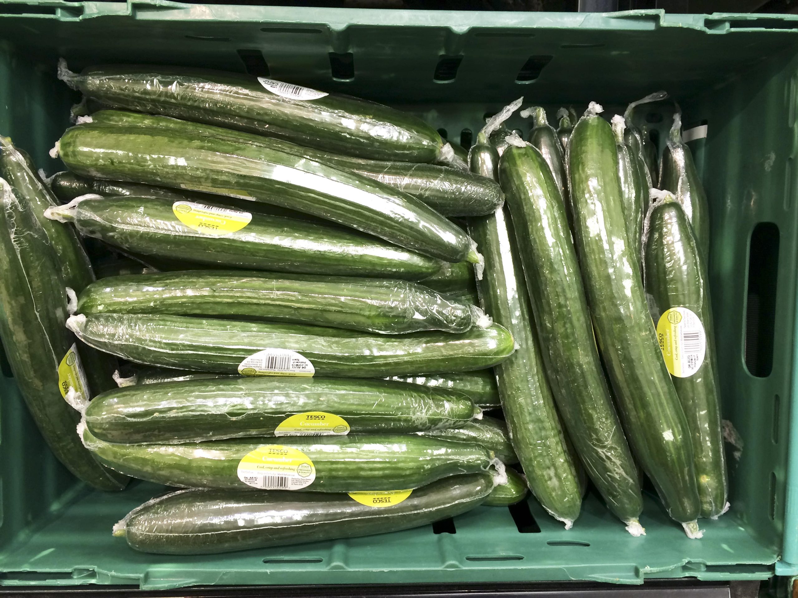 De ce castraveții sunt ambalați în folie de plastic