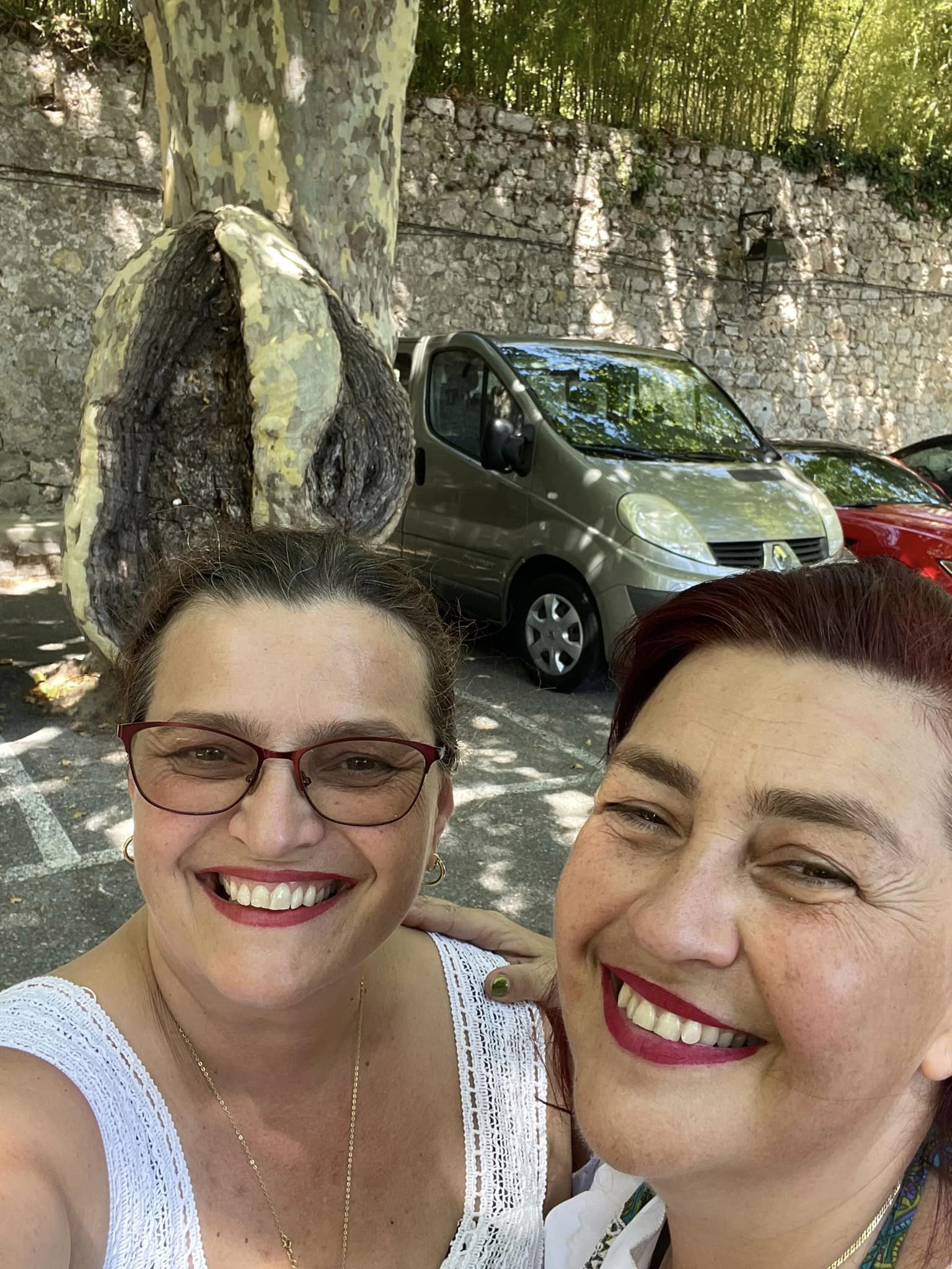 Rona Hartner si sora ei, Rinda