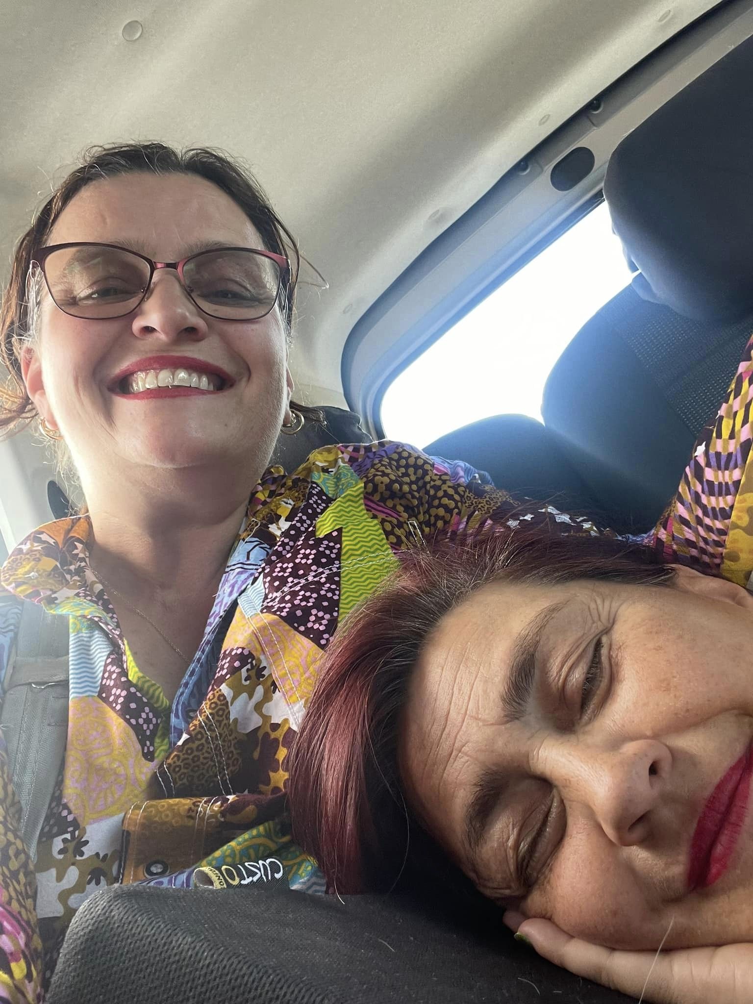 Rona Hartner si sora ei, Rinda