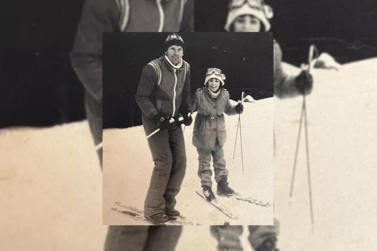 O recunoști? Fetița din imagine are azi 46 de ani și a divorțat cu scandal. Acum pozează provocator în costum de baie