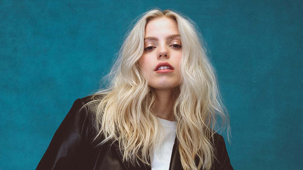 Actrita celebra care s-a impiedicat si a cazut in vazul tuturor 4