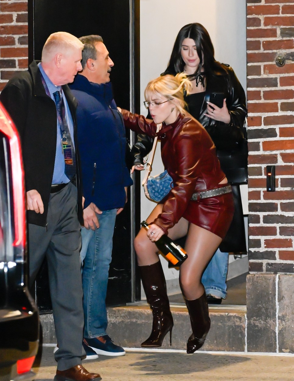 Actrita celebra care s-a impiedicat si a cazut in vazul tuturor