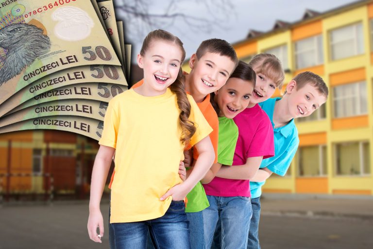 Alocații copii 2024. Câți bani în plus primesc elevii de la statul român, toți părinții trebuie să știe