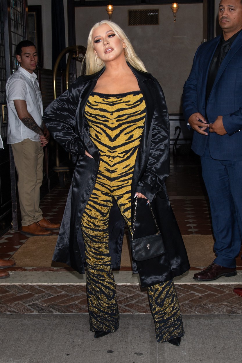 Christina Aguilera și-a etalat noul look spectaculos. După mulți ani, artista a învins lupta cu kilogramele FOTO