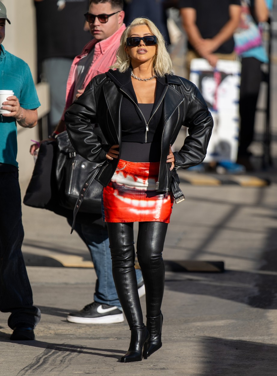 Christina Aguilera și-a etalat noul look spectaculos. După mulți ani, artista a învins lupta cu kilogramele FOTO