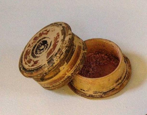 Cine a inventat rujul